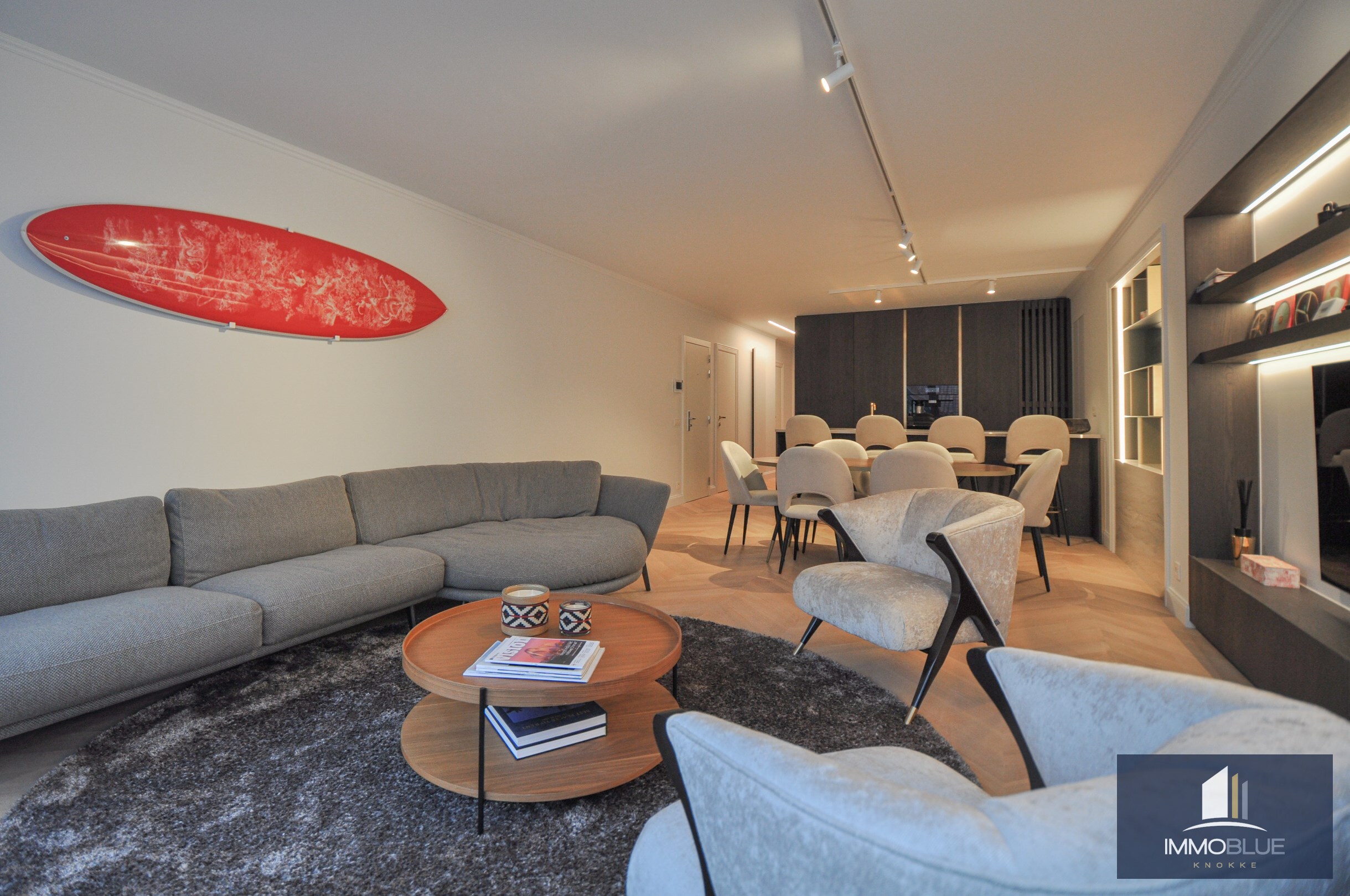 Hoogwaardig volledig gerenoveerd appartement met zijdelings zeezicht en zicht op de Kustlaan. 