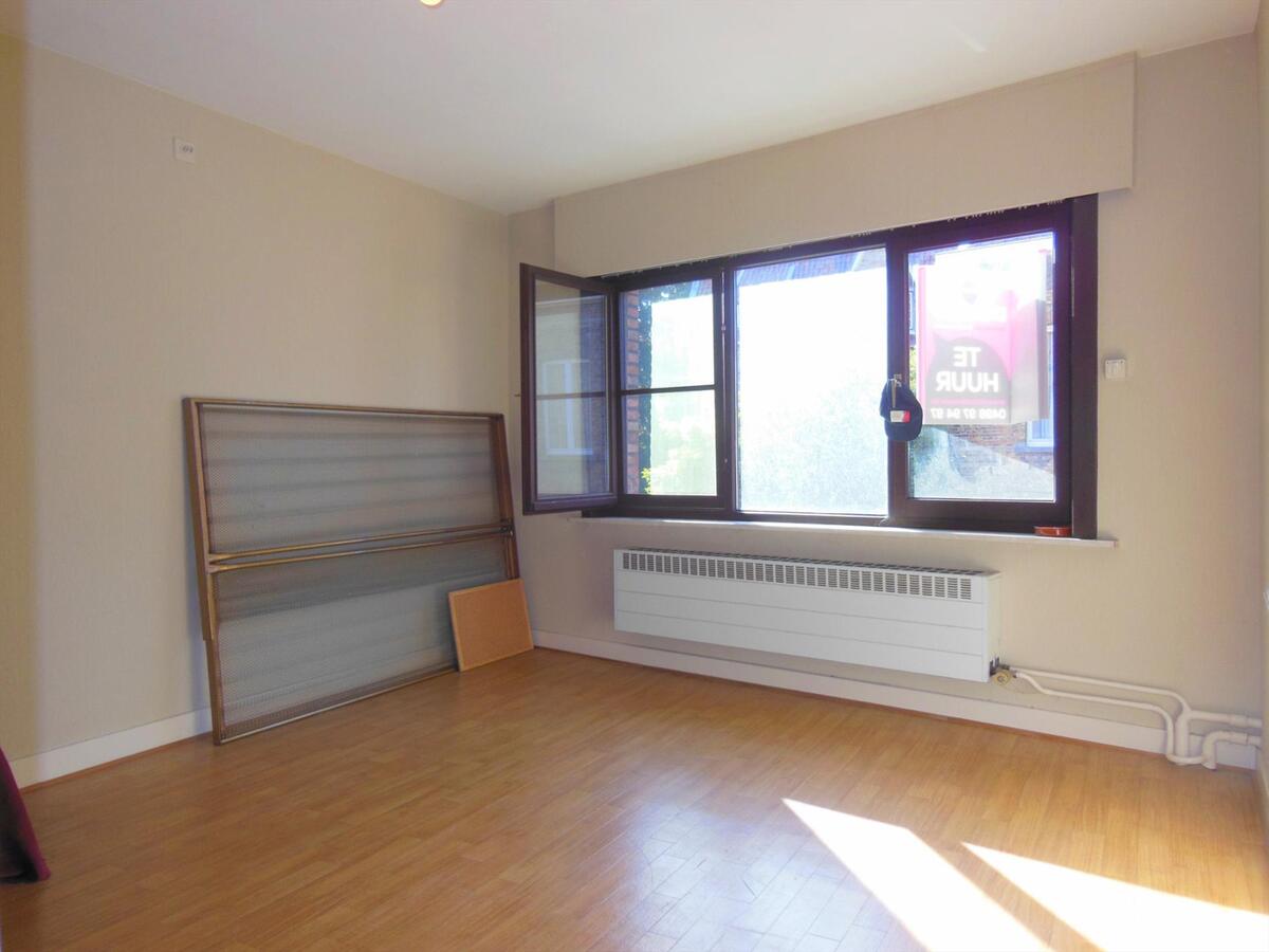 Rijwoning met zonnige tuin en garage 