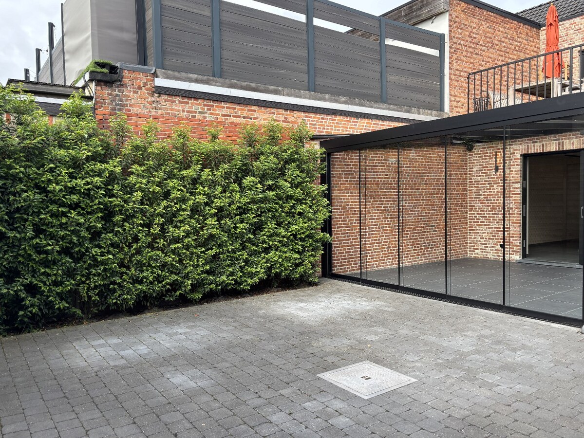 Instapklaar handelsgelijksvloers 90 m² met ruim terras  in het centrum Sint-Antonius naast Bpost. 