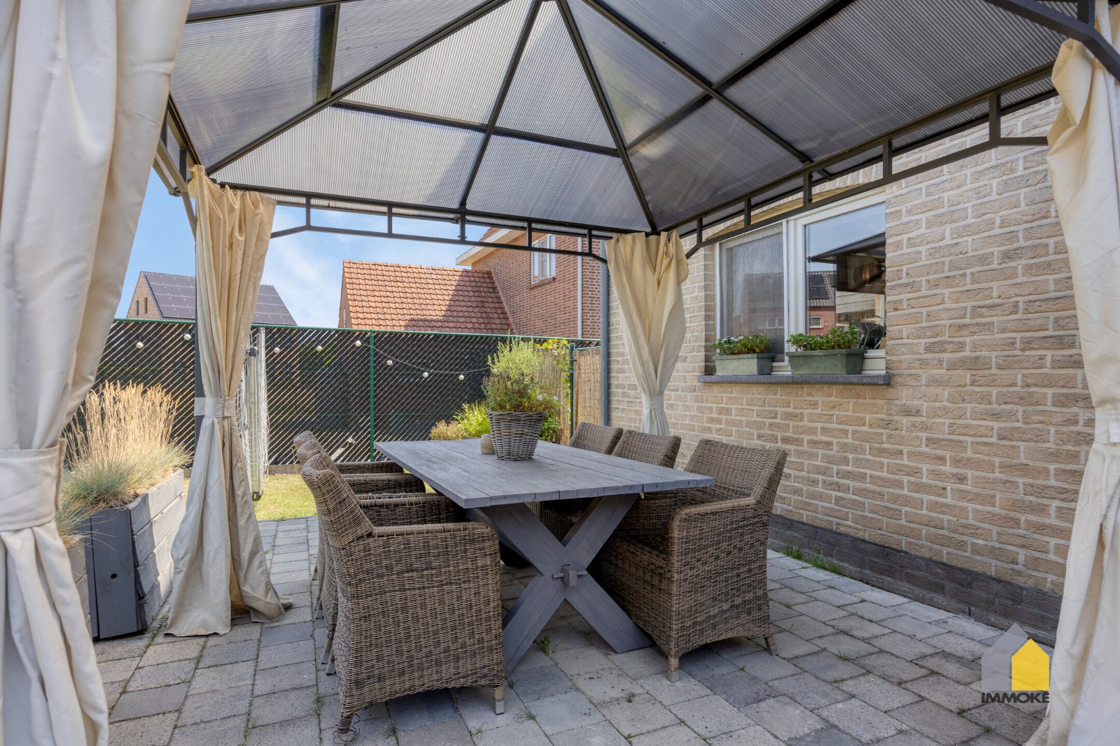 Energiezuinige, halfvrijstaande woning op 2a 82ca met 3 slpk, mooie tuin en carport. 