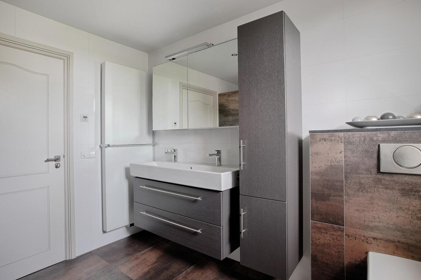 Vrijstaande woning met grote garage, 4 slaapkamers en ruime zolderverdieping. 