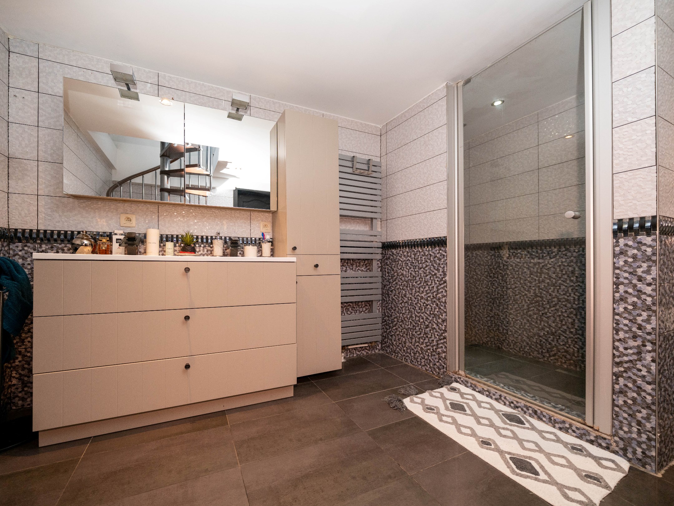 Ruime woning met 5 kamers, 4 badkamers en tuin 