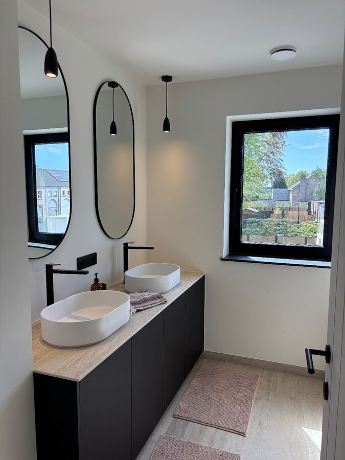 Nieuwbouwwoning met West-tuin in het centrum van Schilde 