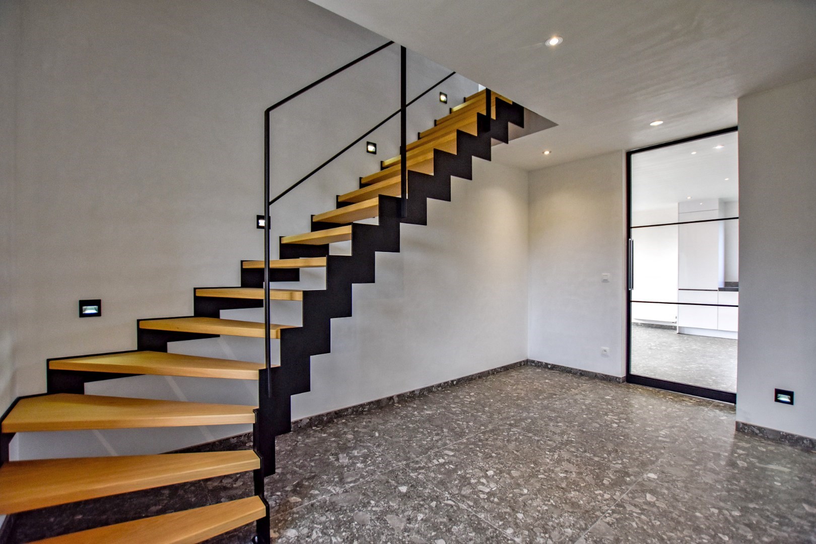 Exclusieve  energiezuinige villa (BEN-woning) met 4 slaapkamers en inpandige garage te Koksijde. 