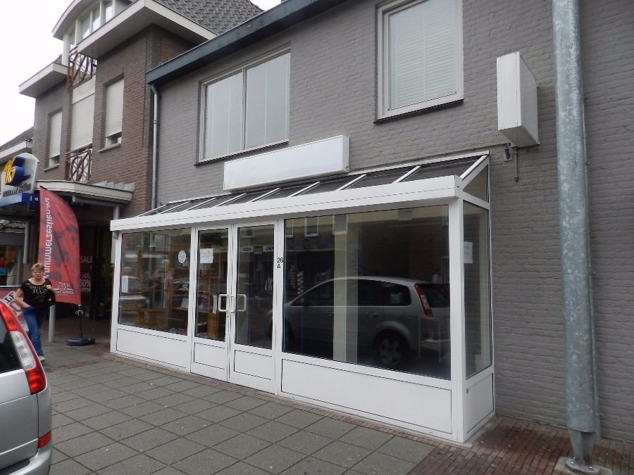 Zeer fraaie winkelruimte, centraal gelegen in de hoofdwinkelstraat van Bladel. 360 m2 winkelruimte met keuken en toilet. Per direct beschikbaar. 