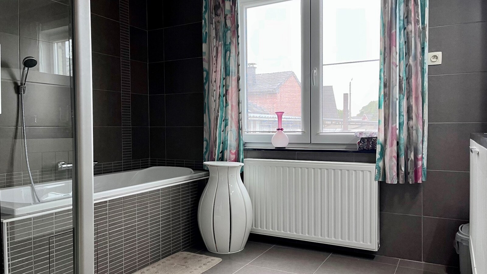 Goed onderhouden woning met tuin, terras en inpandige garage in Kermt - Energielabel E 