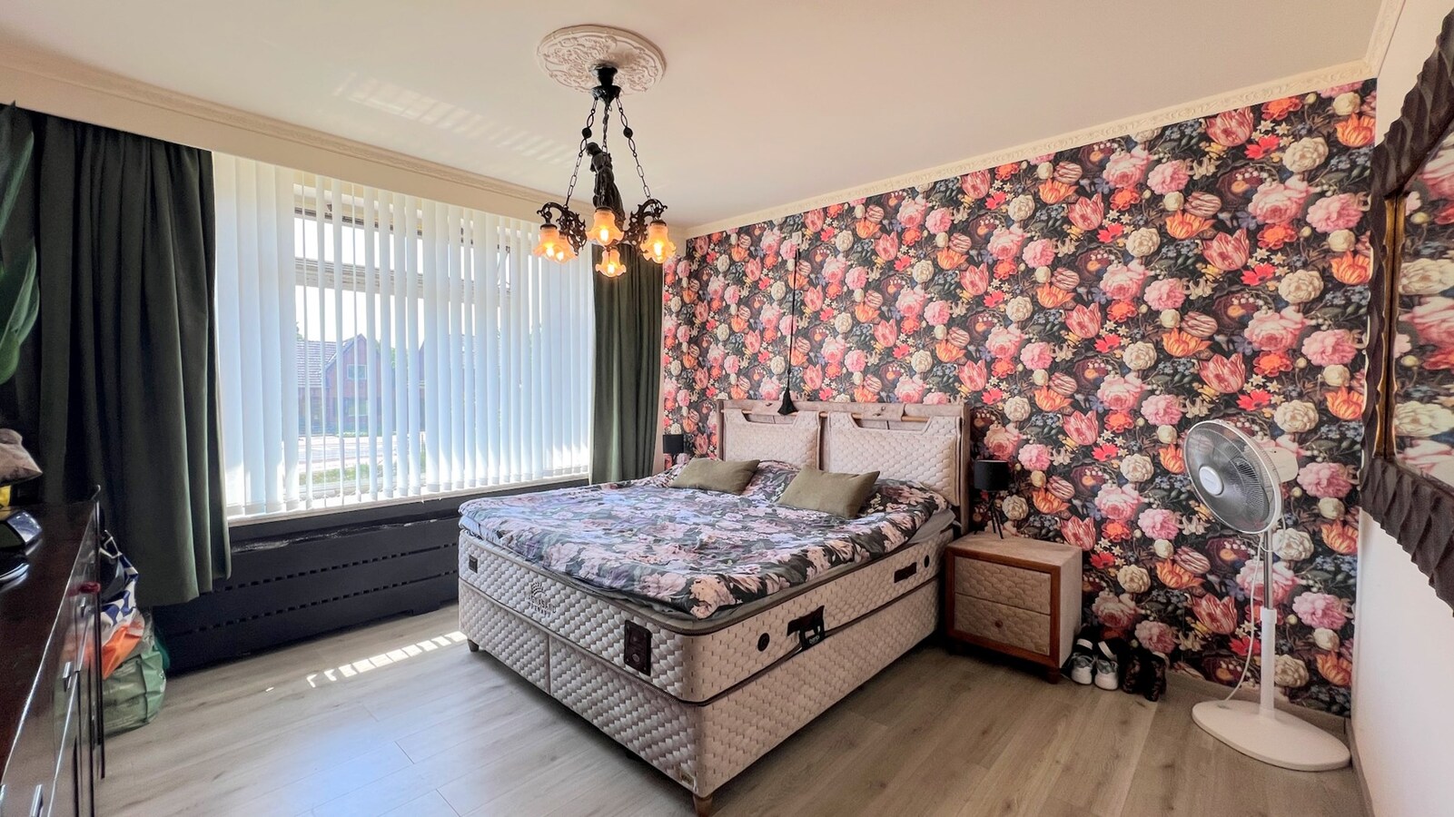 Handelspand met appartement op commerciële toplocatie 