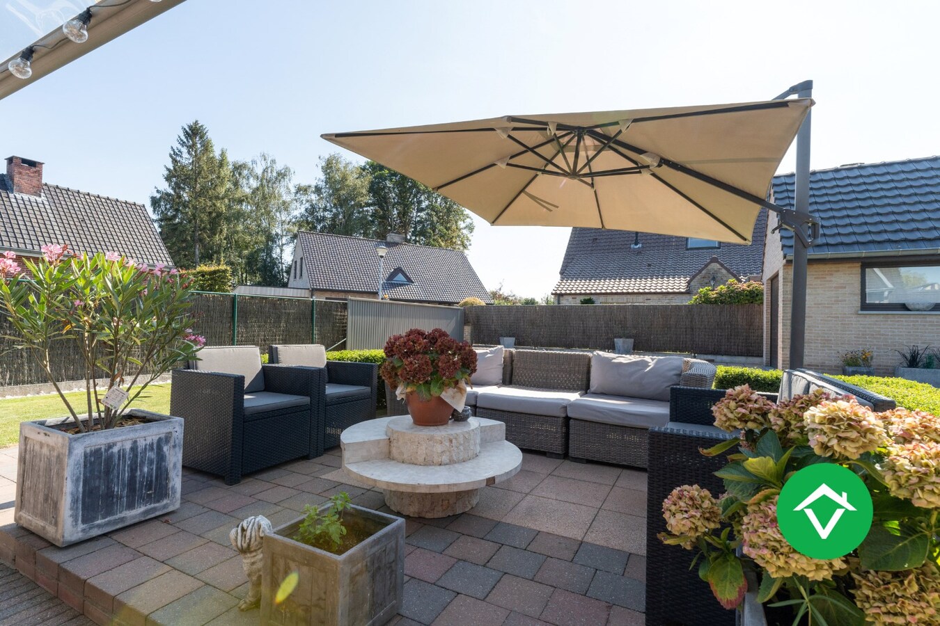 Ruime open bebouwing met 4 slaapkamers en 3 garages in Kortemark 