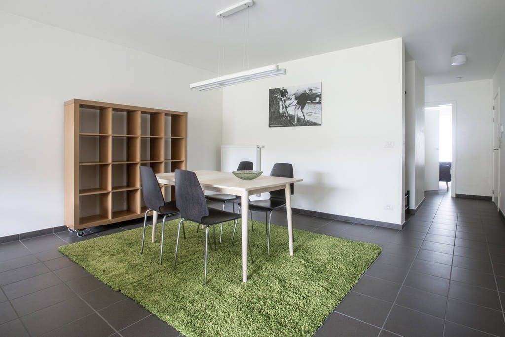 Multi-funktioneel gelijkvloers appartement. Optimale commerciële ligging ! 