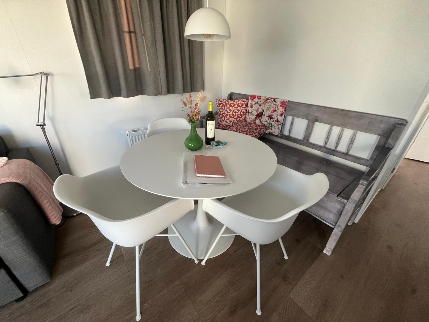 Ontsnap aan de dagelijkse drukte en geniet van een heerlijke vakantie in de te koop aangeboden sfeervolle chalet (nr. 244) op park Duinzicht te Koudekerke! 