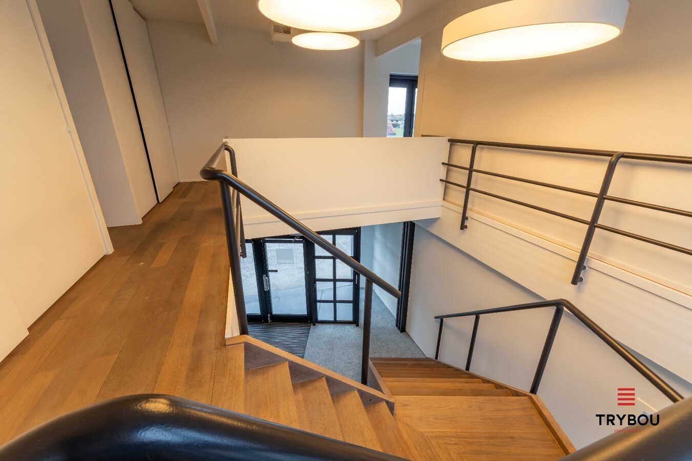 Groot kantoorgebouw op toplocatie te Ieper 