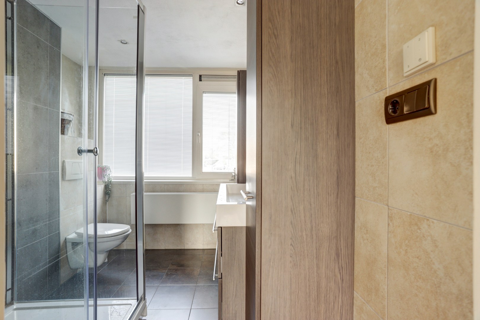 Ruime uitgebouwde 6-kamer hoekwoning met kunststofkozijnen, dakkapellen, grote tuin en eigen grond. 