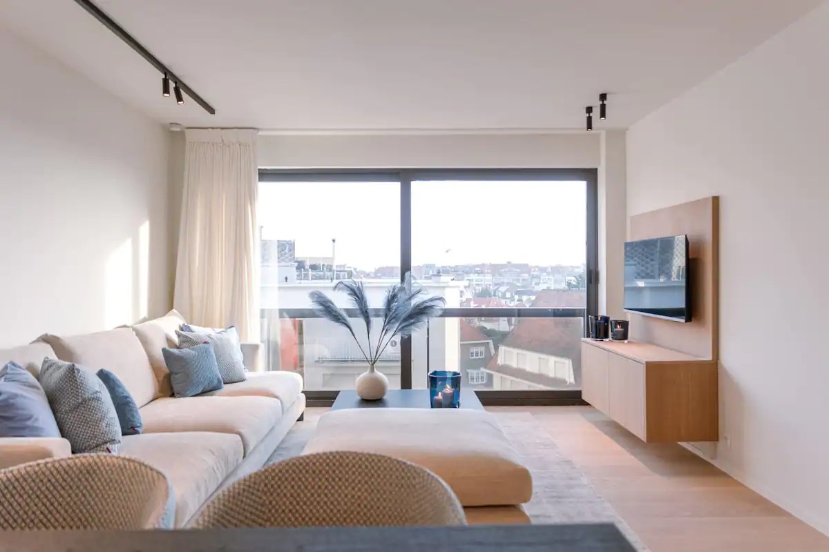 GEMEUBELD: Recent gerenoveerd en lichtrijk appartement, met zijdelings zeezicht, vlakbij het strand en het Casino. 