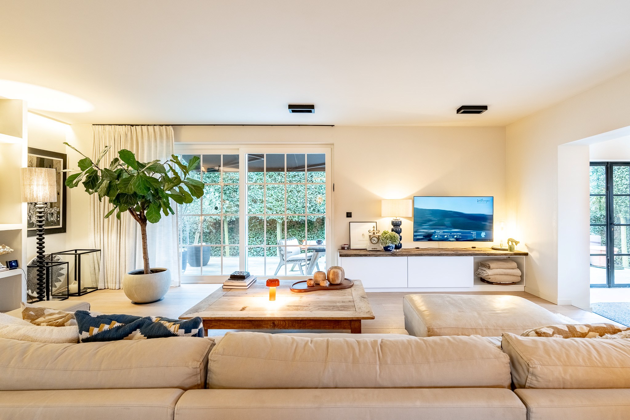 Située dans un quartier résidentiel calme et très prisé de Knokke, cette maison entièrement rénovée offre une combinaison parfaite de confort contemporain, de lumière et d'élégance raffinée. 