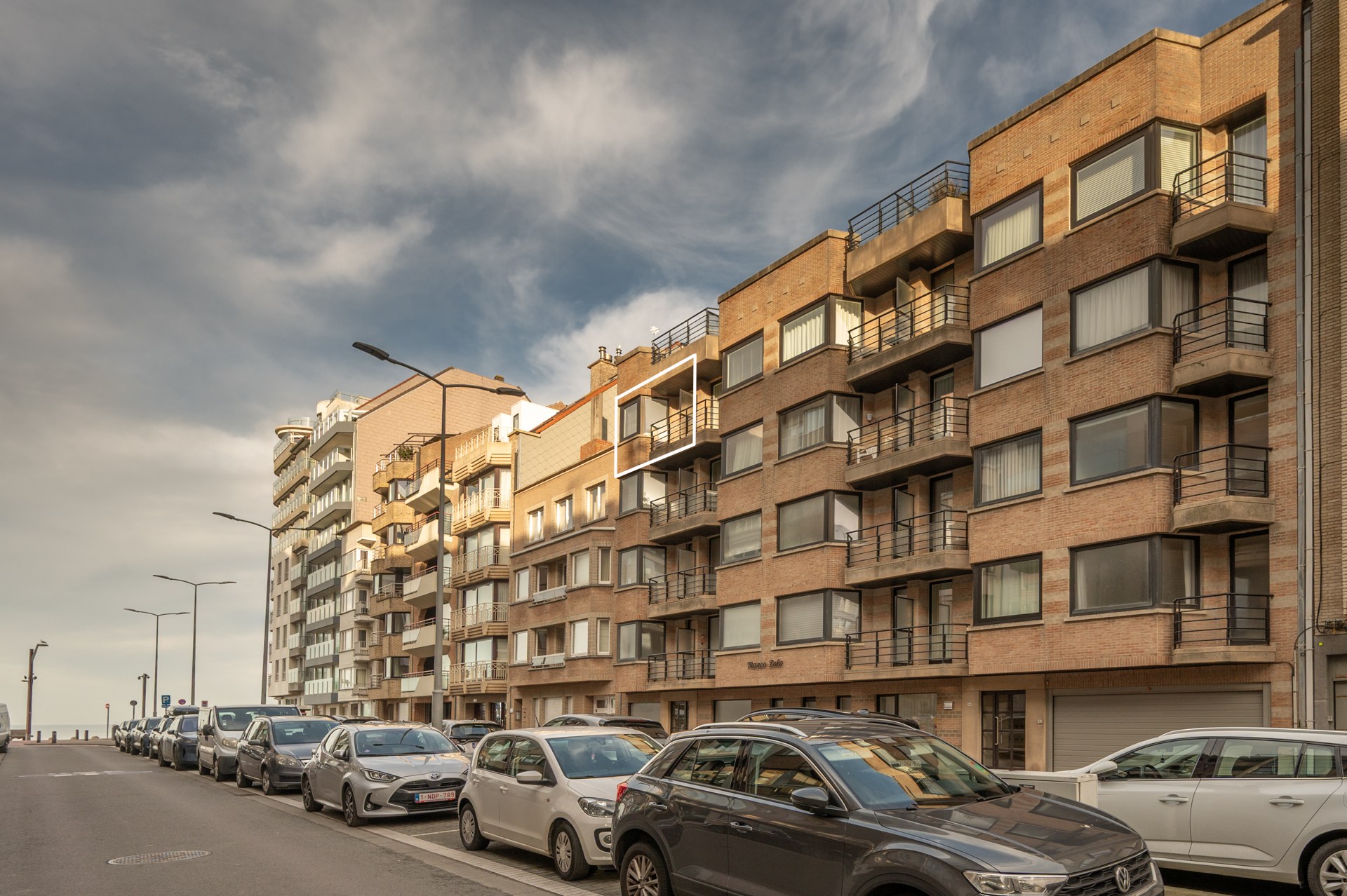 Prachtig gerenoveerd 2 slaapkamerappartement met zijdelings zeezicht centraal gelegen vlakbij de Lippenslaan te Knokke 