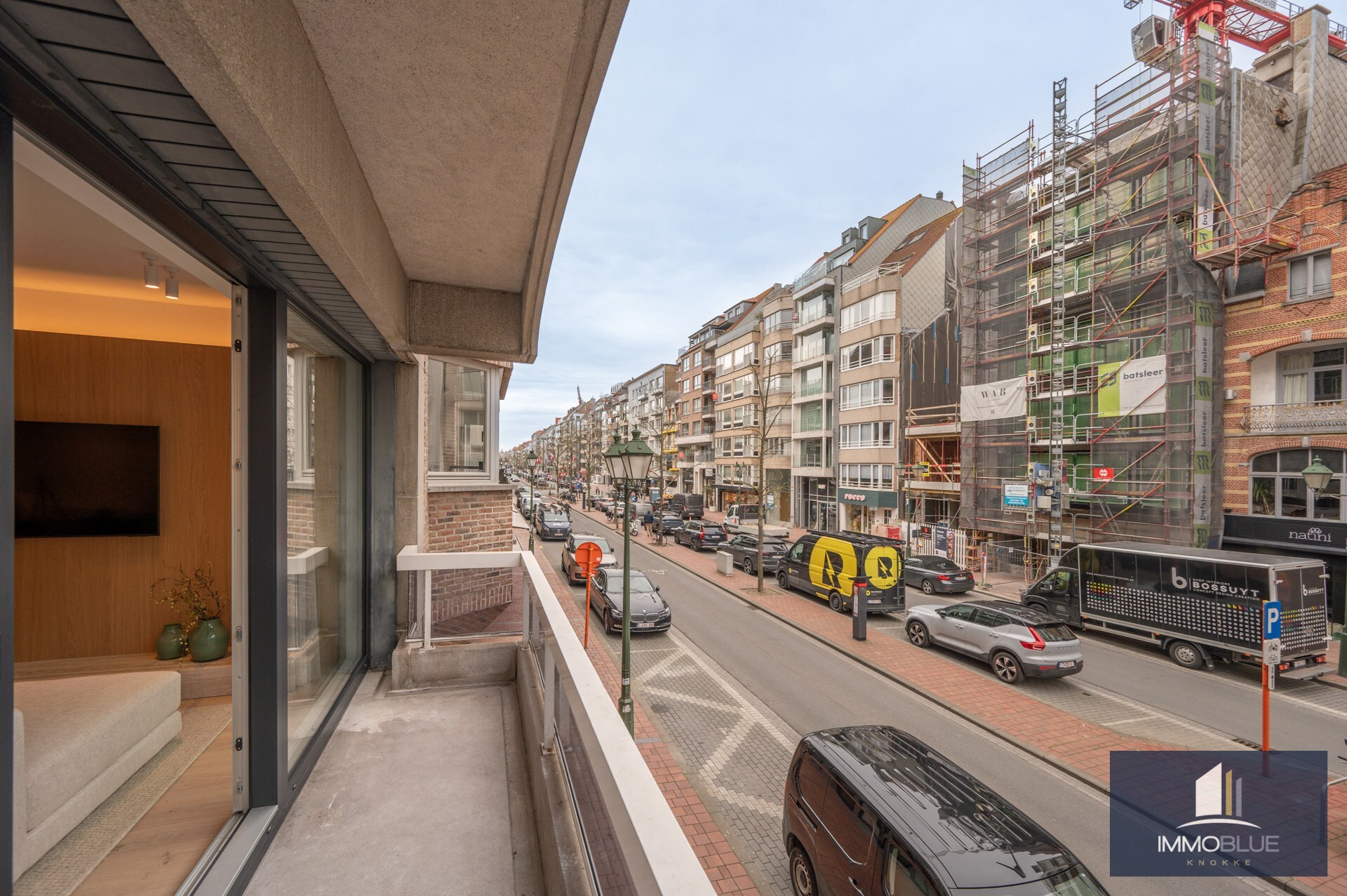 Appartement lumineux, entièrement rénové, avec trois chambres et une largeur de façade d’environ 5,5 mètres, idéalement situé à proximité de l’avenue Dumortier. 