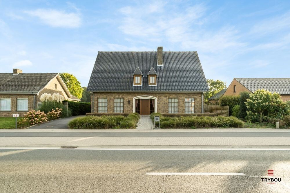 Ruime karaktervolle villa met 3 garages op 1099m² 