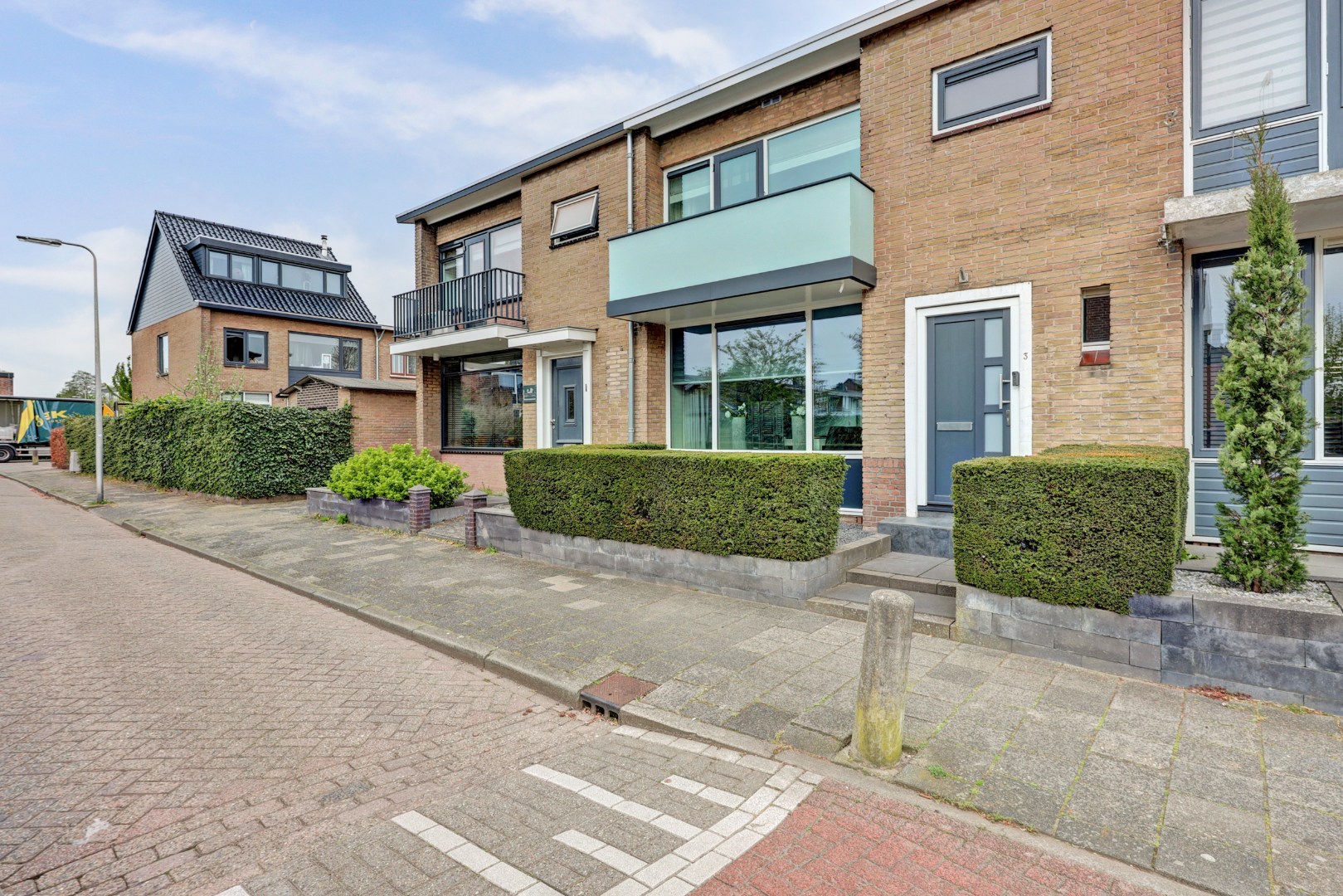 Lichte 4-kamer tussenwoning met eigen garage, 3 slaapkamers, onderhoudsvriendelijke tuin met berging en gelegen op eigen grond! 