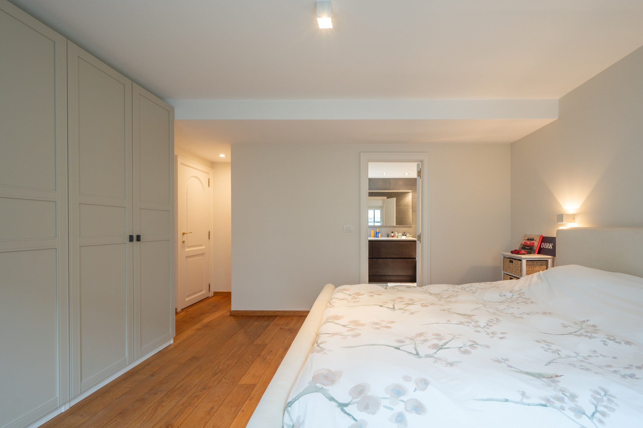 Uitzonderlijk lichtrijk hoekappartement van 150 m² met open zicht op het Burgemeester Frans Desmidtplein – inclusief 2 autostandplaatsen 