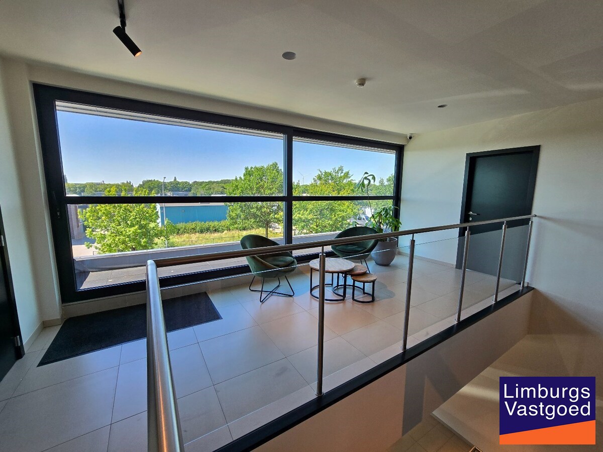 Terbeschikkingstelling van infrastructuur in vernieuwde kantoren met parking, v.a. 21 m², Genk-Noord 