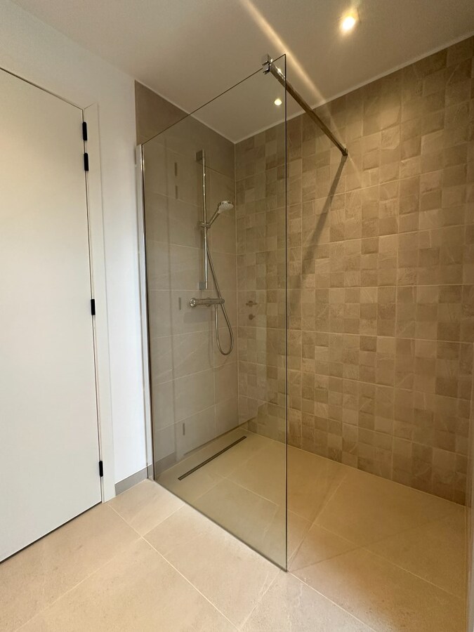 Prachtig, volledig gerenoveerd duplex appartement met 3 slaapkamers 