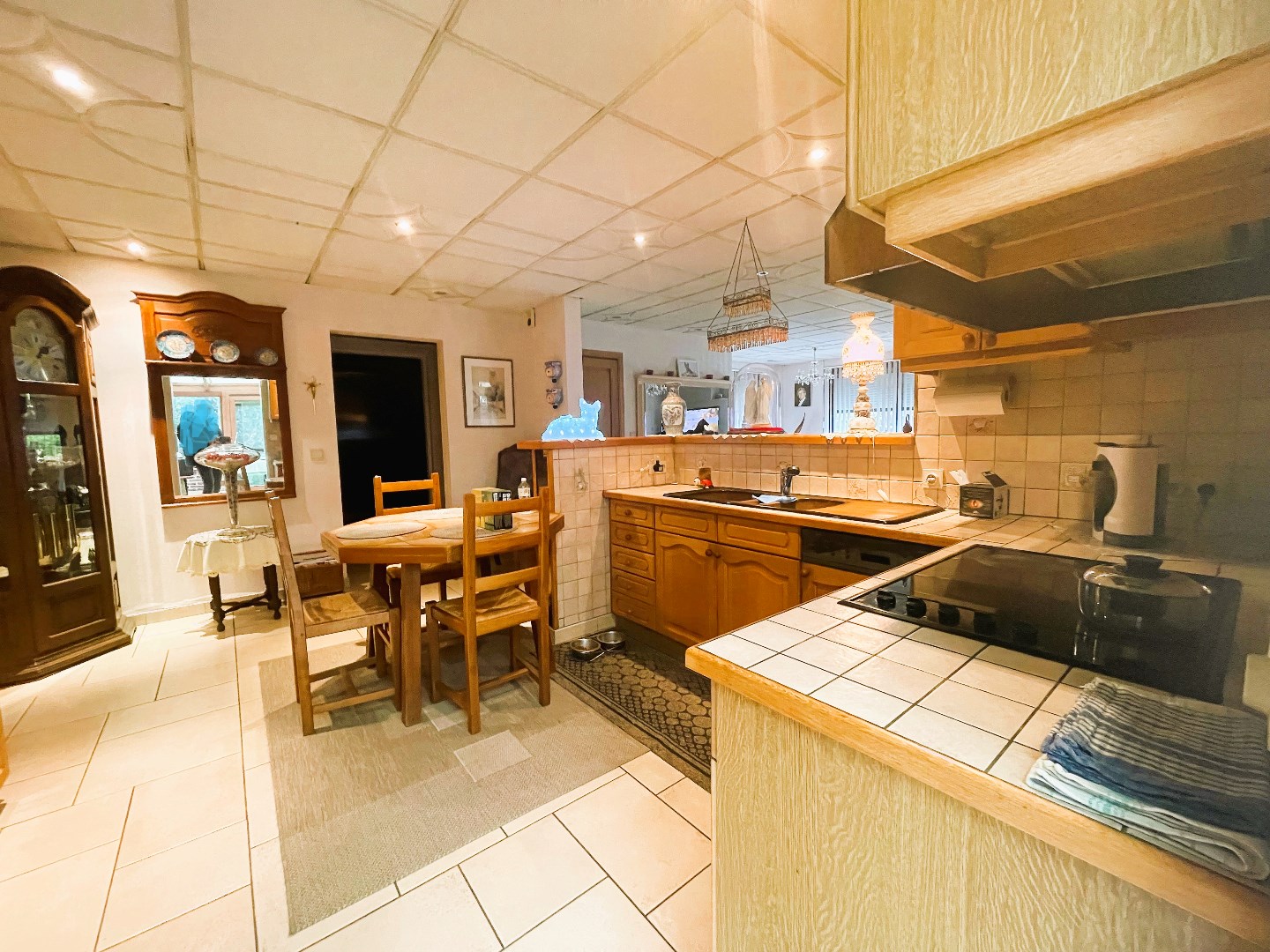 Woning met ruim magazijn op 2266 m² 