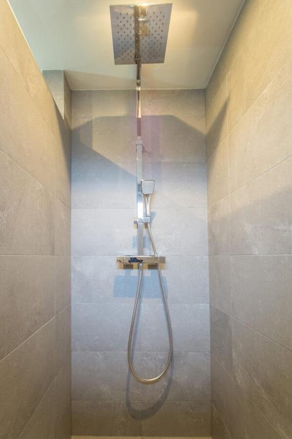 Sfeervolle en gunstig gesitueerde tweekapper met garage, berging en vrije achterom gelegen op 221 M². Deze woning ligt op loopafstand van het centrum van Hilvarenbeek. 