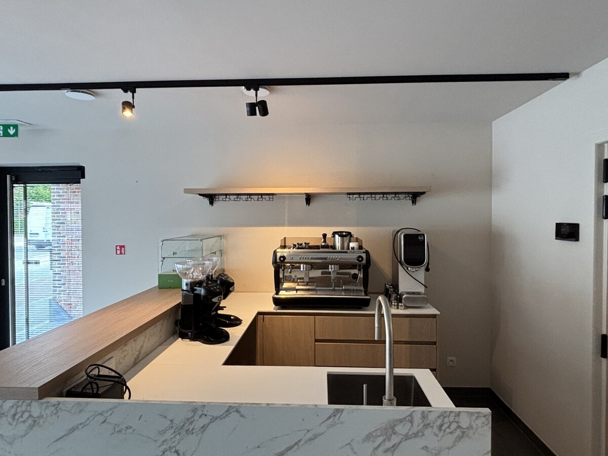 Instapklaar handelsgelijksvloers 90 m² met ruim terras  in het centrum Sint-Antonius naast Bpost. 