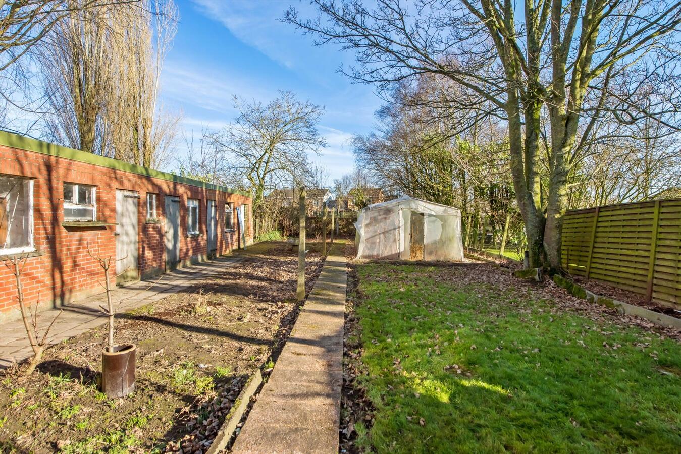 Ruime vrijstaande woning met garage op een perceel van 915 m² 