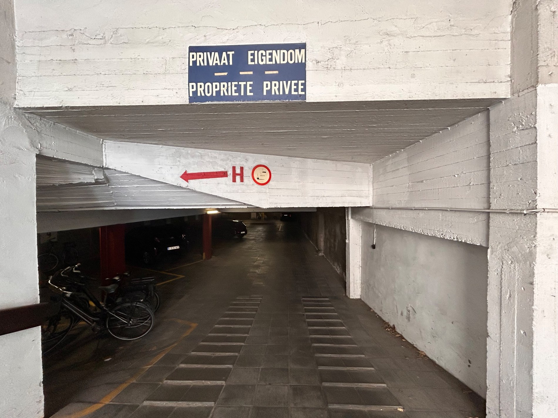 Emplacement spacieux à louer au 151 avenue Piers de Raveschoot. 