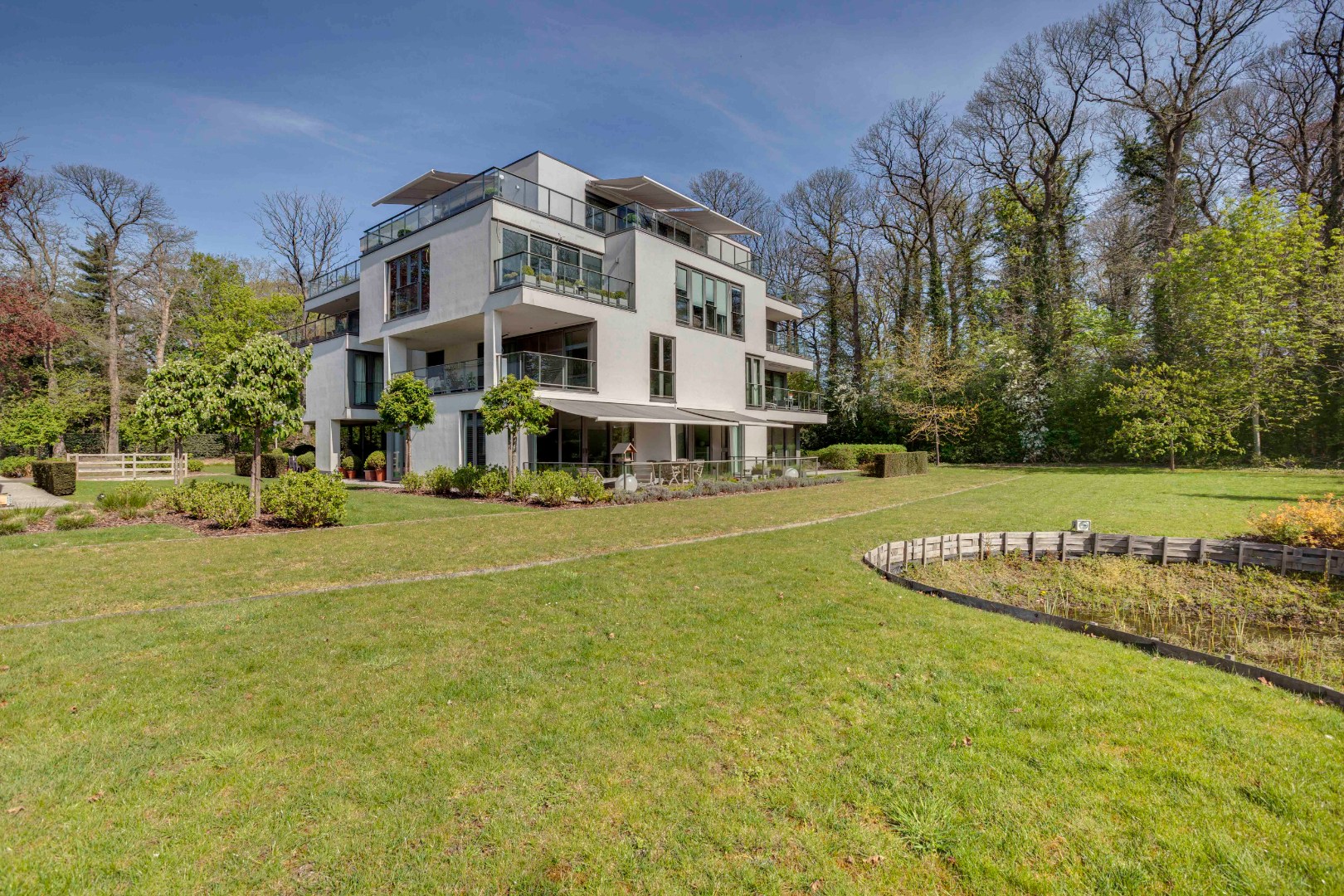 Instapklaar modern appartement  met terras en ondergrondse staanplaats 