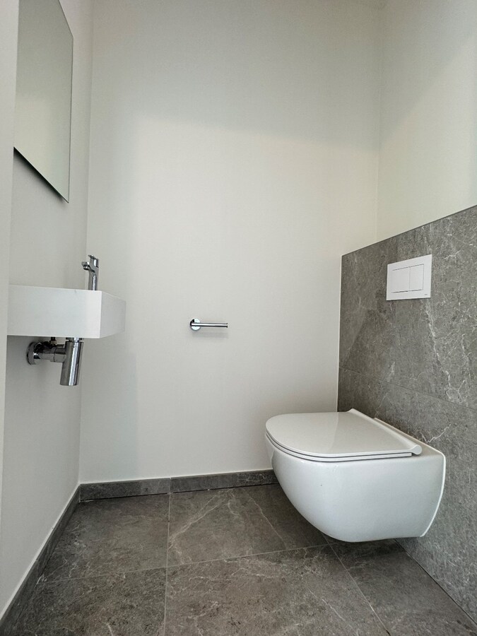 Instapklare nieuwbouwwoning met 4 slaapkamers en bureau te Kortemark 