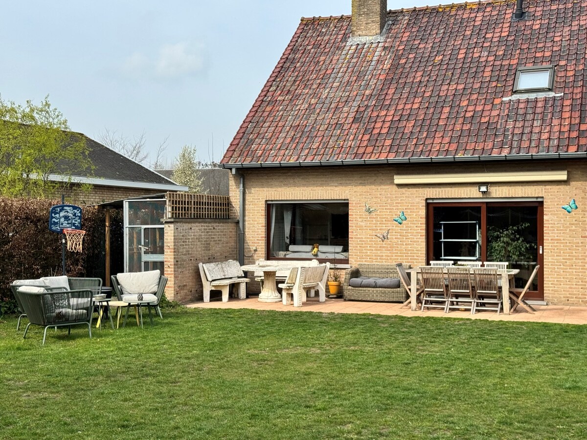 Alleenstaande instapklare gezinswoning met 5 slaapkamers zuidgerichte tuin en garage te Koekelare 