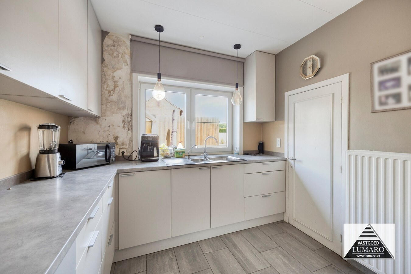 Charmant Leut : eigendom opgedeeld in 2 appartementen. Veranda,  2 garages. 