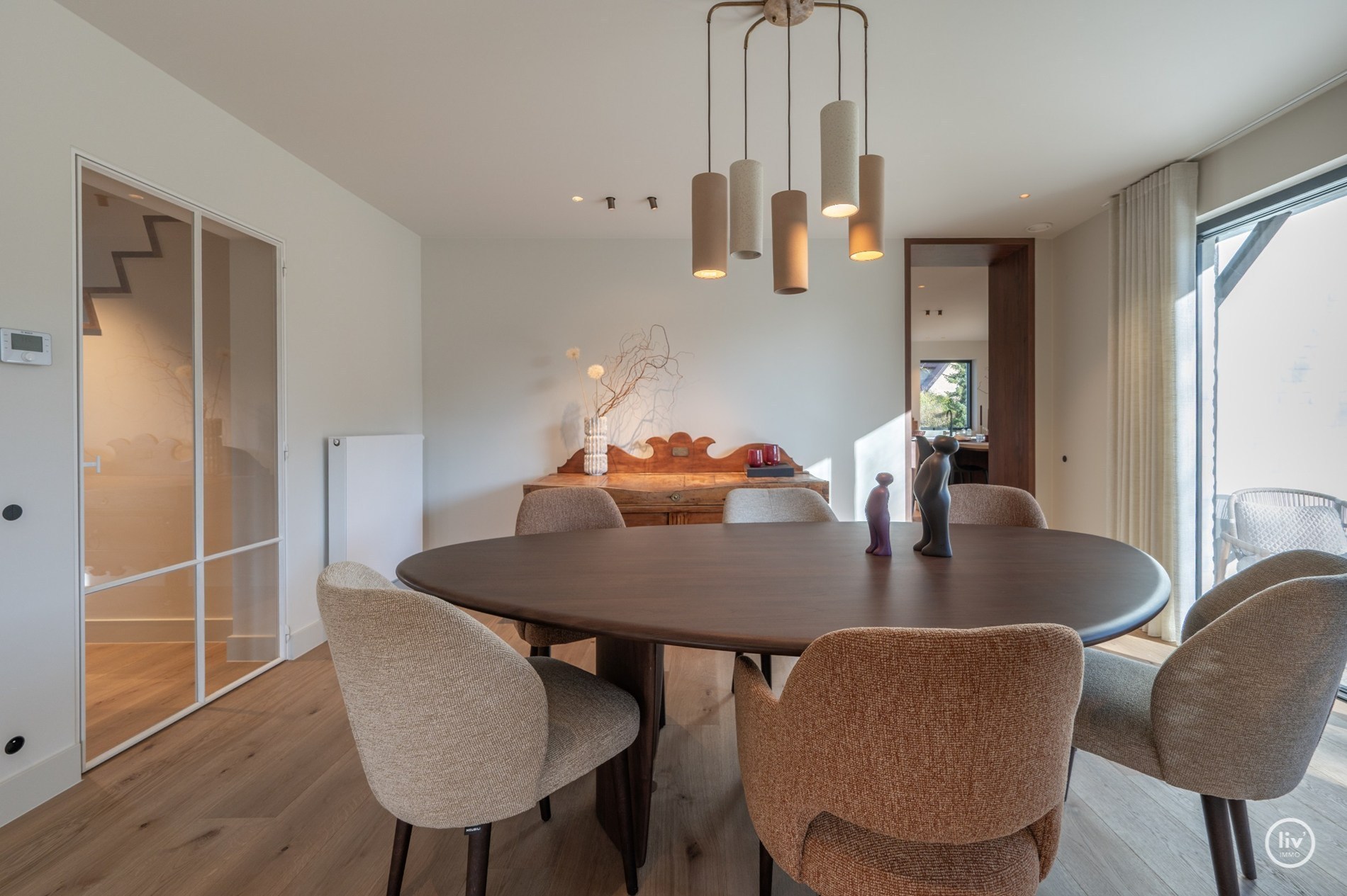Magnifique villa rénovée, située sur un grand terrain de 1365 m2 dans un quartier résidentiel de villas, à proximité du centre de Knokke. 