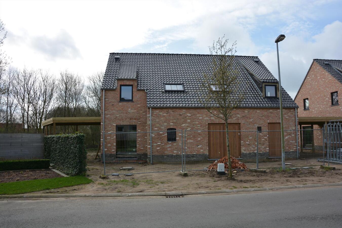 Kwalitatief afgewerkte nieuwbouwwoning in Pastoriestijl 