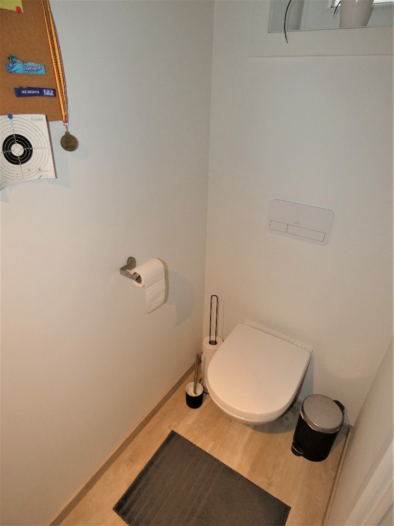 Gezellig appartement, gelijkvloers, met 1 slaapkamer en garage. 