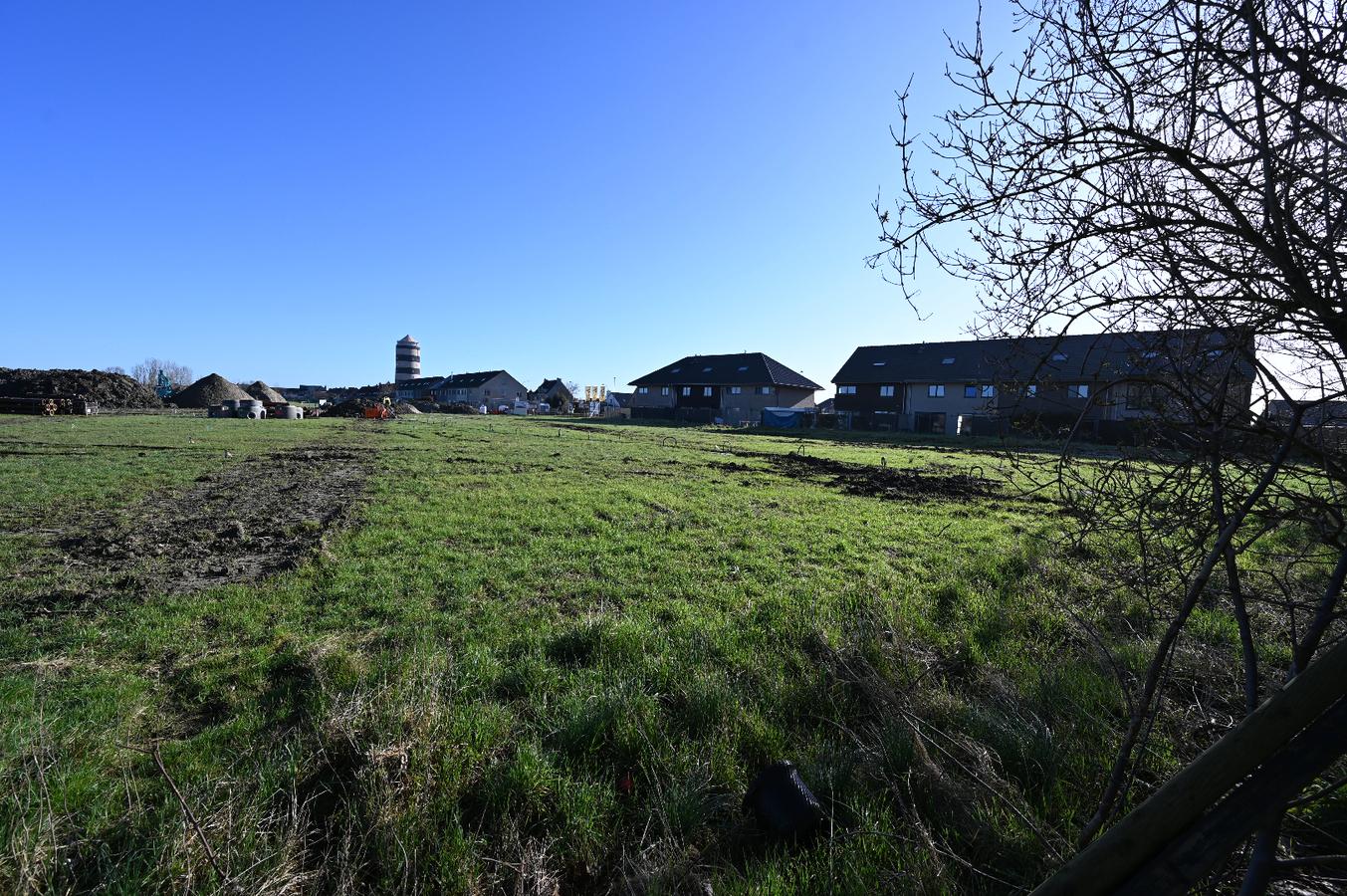 EIGENTIJDSE  RUIME WONING IN MOOIE VERKAVELING BREDENE 