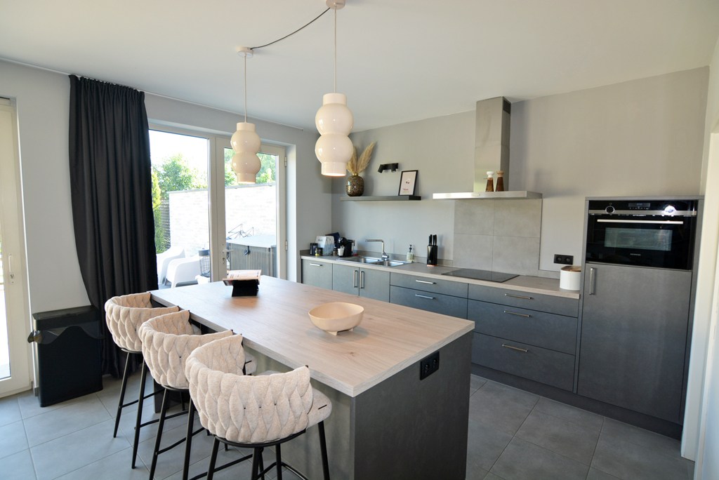 Gelijkvloers appartement met 2 slpk, ruim terras, tuin en 2 autostandplaatsen. 
