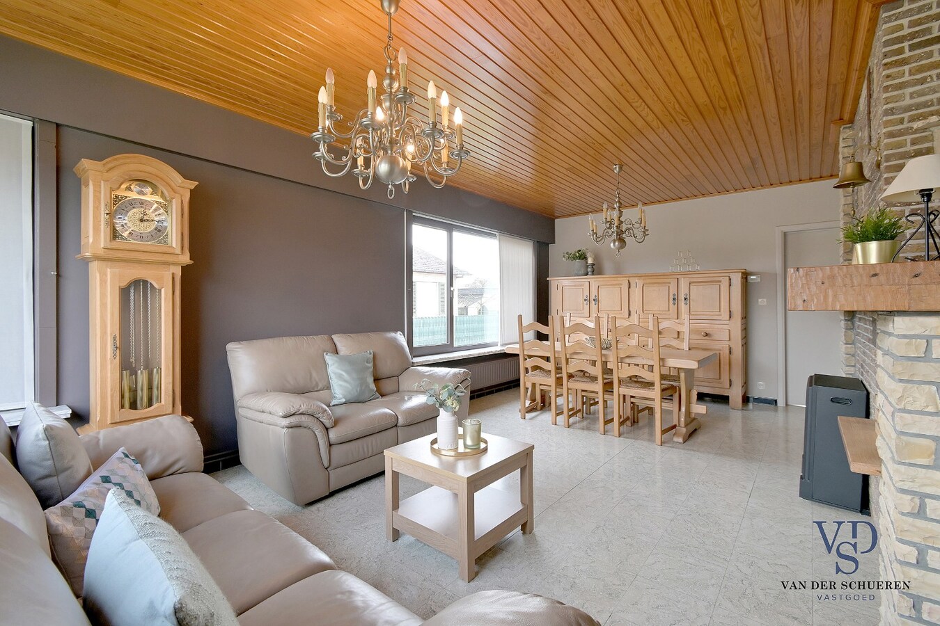 Gelijkvloerse woonst, in een residentiële wijk. 