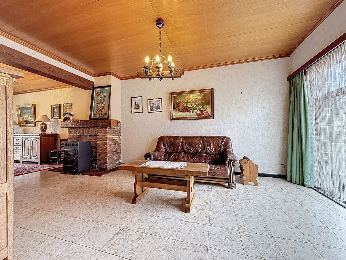 Op te frissen (gezins)woning met garage en tuin te Bevegem 