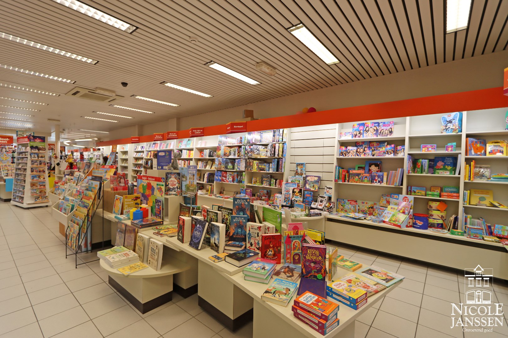 Mooi verzorgde en instapklare gelijkvloerse handelsruimte in centrum Maaseik 