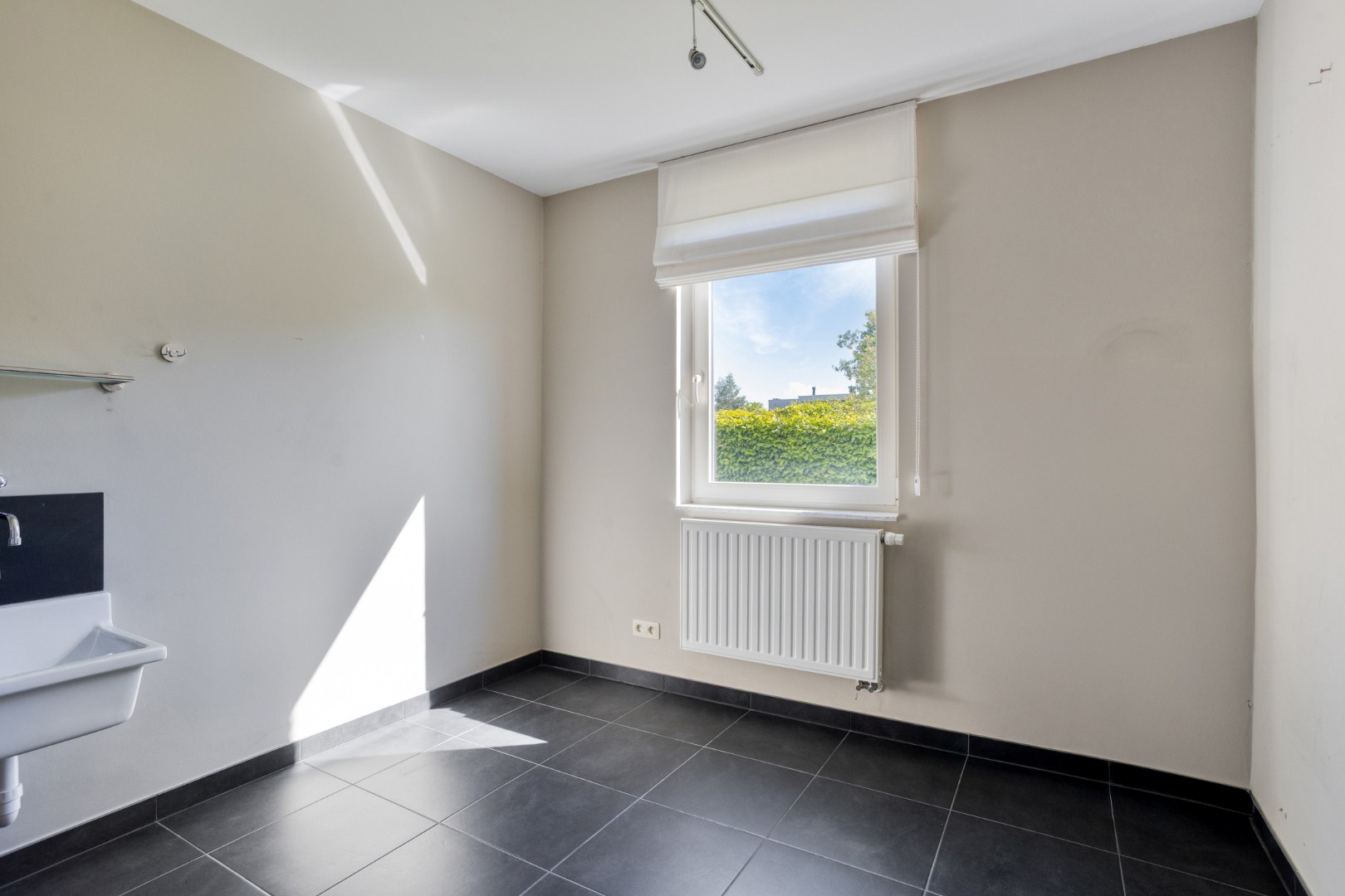 Instapklaar gelijkvloers appartement met groot terras, tuin en garagebox in Kumtich - EPC 104 KWH/m² 