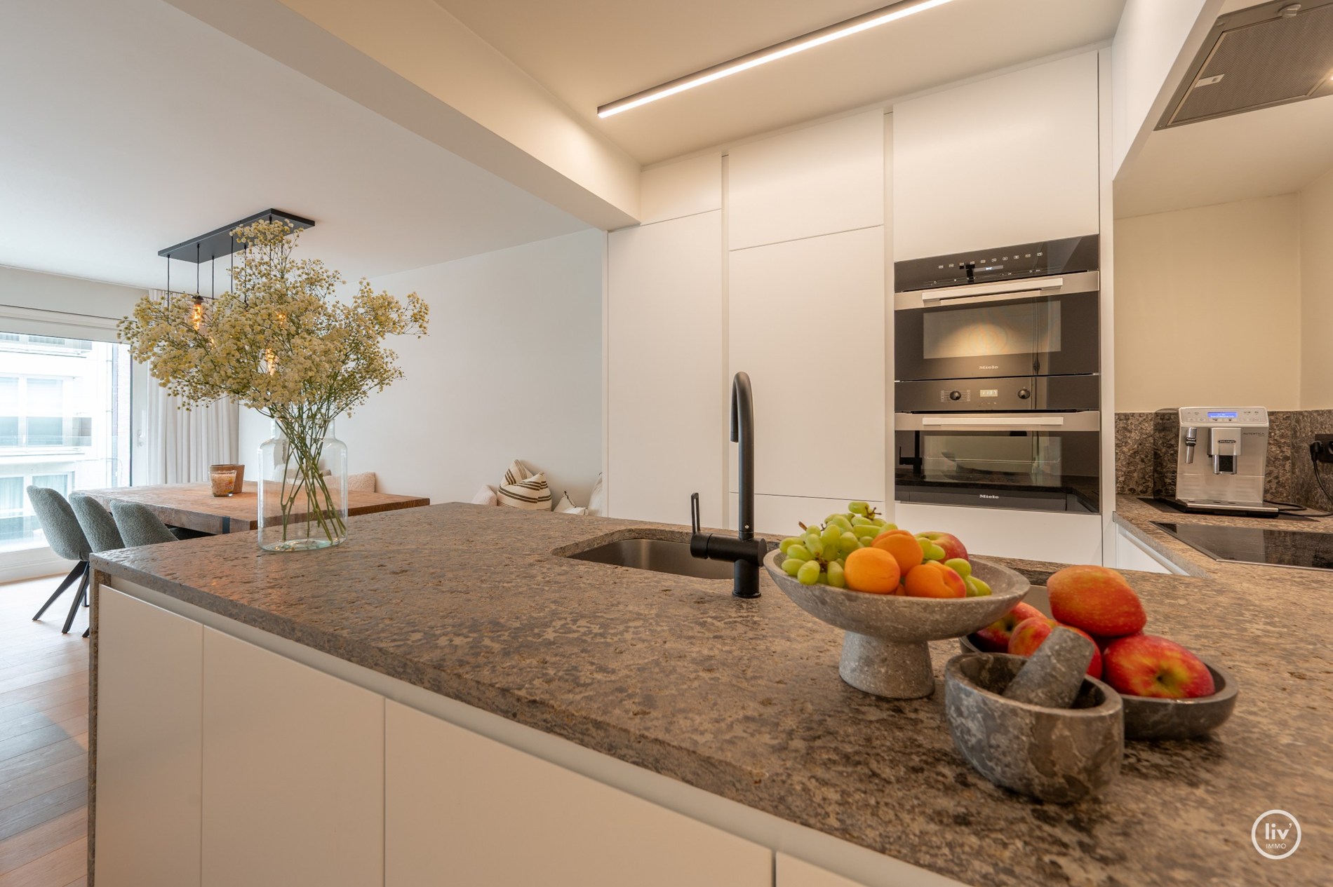 Prachtig ruim 2 slaapkamerappartement met mooie gevelbreedte en groot zonneterras op een topligging vlakbij de Dumortierlaan te Knokke. Garage mogelijk in het gebouw. 