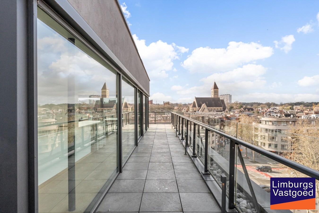 Exclusief penthouse met ruim terras, 2 slpk, dubbele autostaanplaats, centrum Genk 