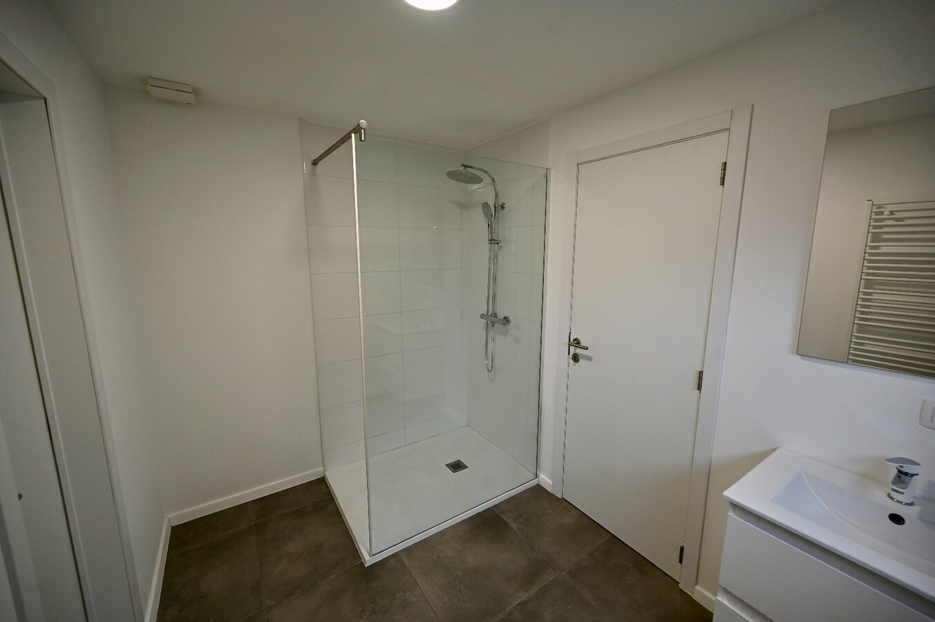 RUIM GERENOVEERD 2-SLAAPKAMER APPARTEMENT 