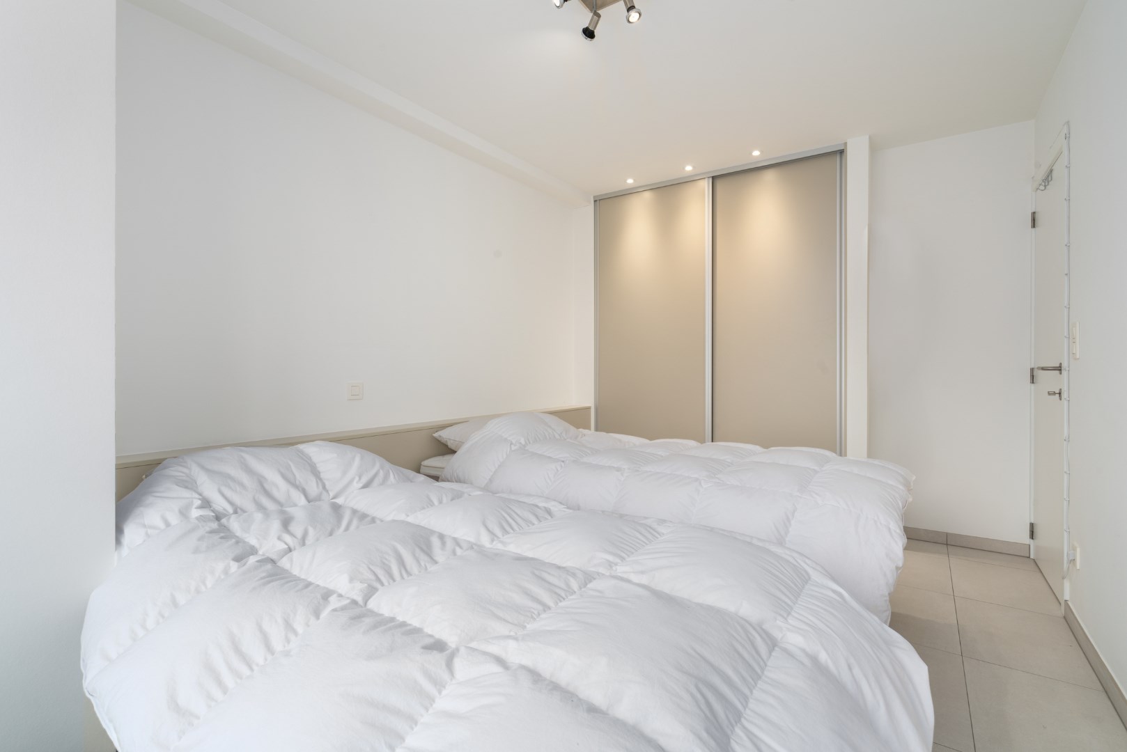 PRACHTIG GERENOVEERD 2-SLAAPKAMER APPARTEMENT OP TOPLIGGING 