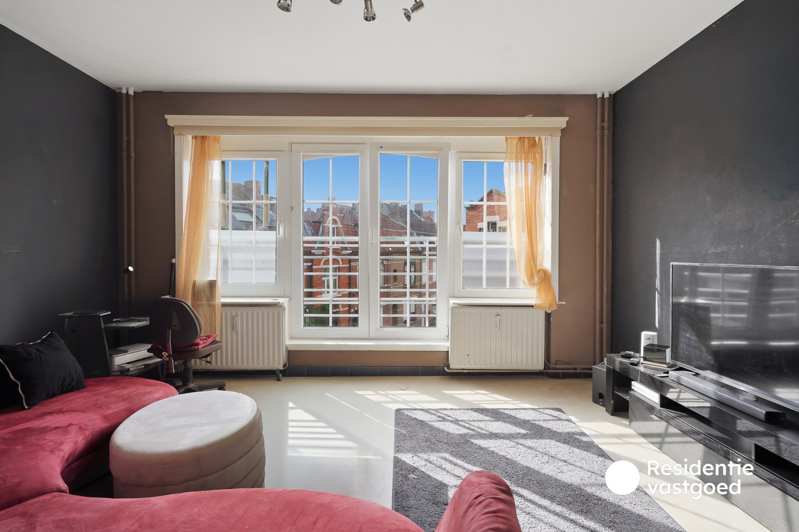 Interessante investeringseigendom met 2 vergunde appartementen, garage en ruime tuin! 