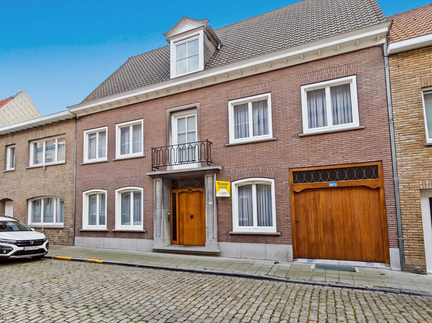 Ruime woning met tal van mogelijkheden centrum Veurne. 