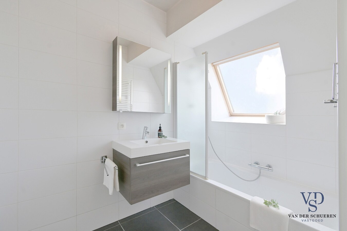 Lichtrijk appartement mét ondergrondse garage en berging. 